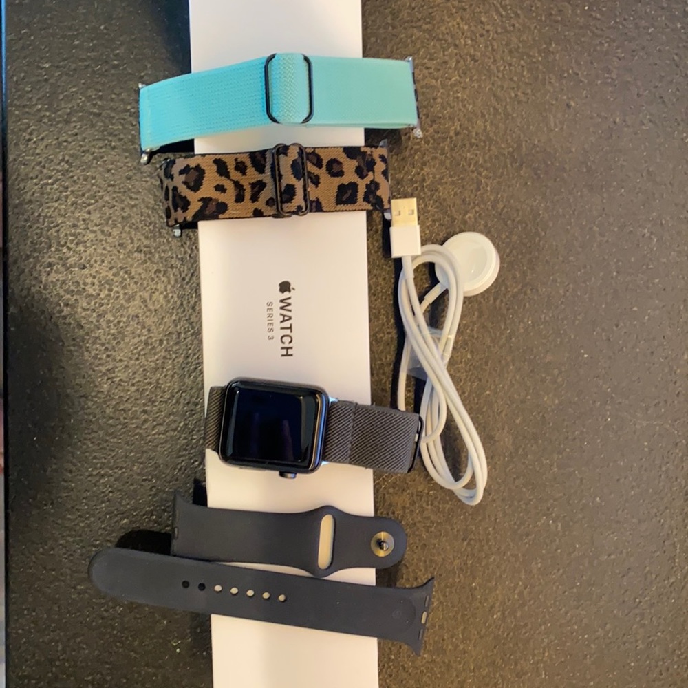 Apple Watch series 3 42mm gray w/ 4 watch bands